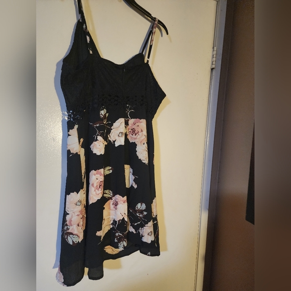 Dress - Picture 3 of 3